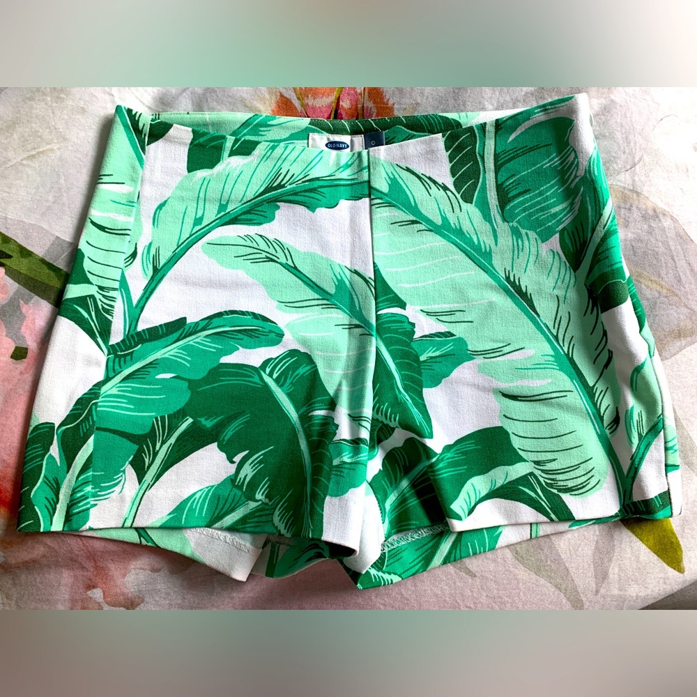 ❗️CLEAROUT❗️Like-new! OLD NAVY white + green floral stretch SHORTS Size 0